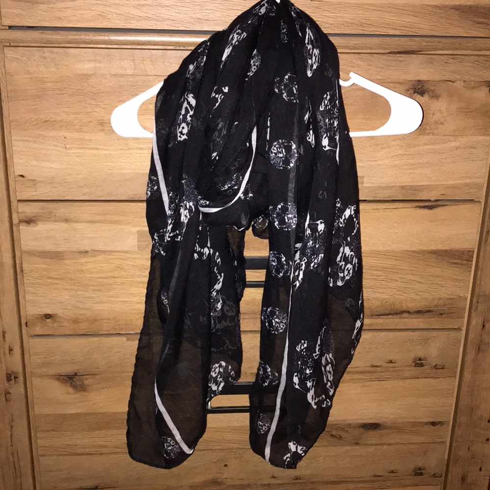 Black skull scarf